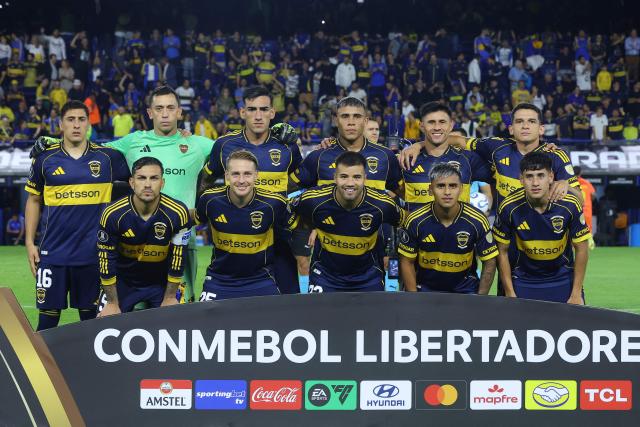 Boca Juniors players pose for pictures before the Copa Libertadores group stage football match between Argentina's Boca Juniors and Ecuador's Barcelona at the La Bombonera stadium in Buenos Aires on April 14, 2026. (Photo by ALEJANDRO PAGNI / AFP)