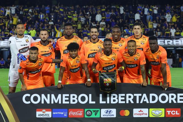 Barcelona players pose for pictures before the Copa Libertadores group stage football match between Argentina's Boca Juniors and Ecuador's Barcelona at the La Bombonera stadium in Buenos Aires on April 14, 2026. (Photo by ALEJANDRO PAGNI / AFP)