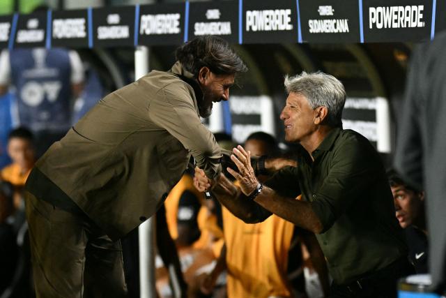 Audax Italiano's Argentine head coach Gustavo Lema greets Vasco da Gama's head coach Renato Gaucho during the Copa Sudamericana group stage football match between Brazil's Vasco da Gama and Chile's Audax Italiano at the Sao Januario stadium in Rio de Janeiro, Brazil, on April 14, 2026. (Photo by Mauro PIMENTEL / AFP)