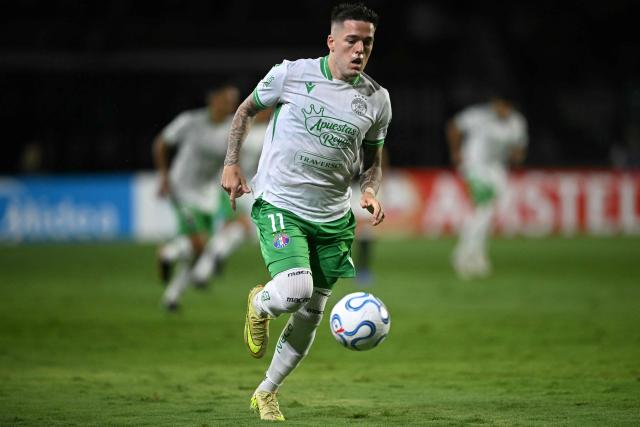Audax Italiano's Argentine forward #11 Franco Troyansky controls the ball during the Copa Sudamericana group stage football match between Brazil's Vasco da Gama and Chile's Audax Italiano at the Sao Januario stadium in Rio de Janeiro, Brazil, on April 14, 2026. (Photo by MAURO PIMENTEL / AFP)