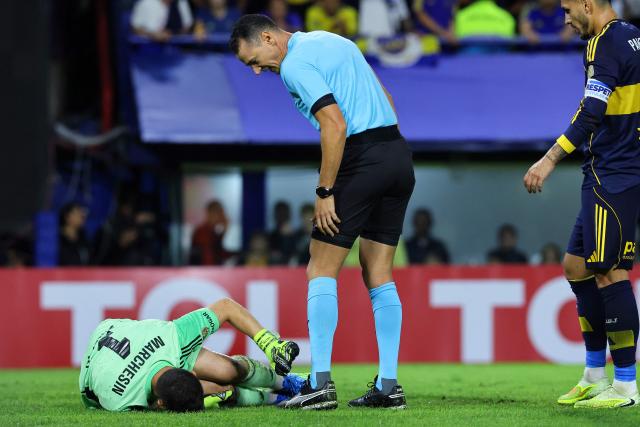 Colombian referee Wilmar Roldan speaks to Boca Juniors' goalkeeper #01 Agustin Marchesin during the Copa Libertadores group stage football match between Argentina's Boca Juniors and Ecuador's Barcelona at La Bombonera stadium in Buenos Aires on April 14, 2026. (Photo by ALEJANDRO PAGNI / AFP)