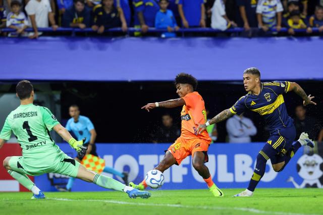 Barcelona's midfielder #16 Luis Angel Cano (C), Boca Juniors' goalkeeper #01 Agustin Marchesin  and defender #32 Ayrton Costa fight for the ball during the Copa Libertadores group stage football match between Argentina's Boca Juniors and Ecuador's Barcelona at La Bombonera stadium in Buenos Aires on April 14, 2026. (Photo by ALEJANDRO PAGNI / AFP)