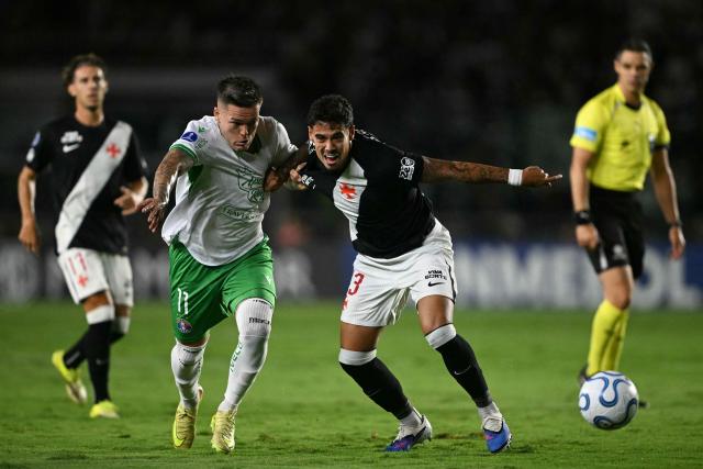 Audax Italiano's Argentine forward #11 Franco Troyansky and Vasco da Gama's defender #43 Lucas Freitas fight for the ball during the Copa Sudamericana group stage football match between Brazil's Vasco da Gama and Chile's Audax Italiano at the Sao Januario stadium in Rio de Janeiro, Brazil, on April 14, 2026. (Photo by MAURO PIMENTEL / AFP)