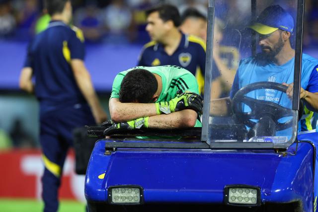 Boca Juniors' goalkeeper #01 Agustin Marchesin leaves the pitch injured during the Copa Libertadores group stage football match between Argentina's Boca Juniors and Ecuador's Barcelona at La Bombonera stadium in Buenos Aires on April 14, 2026. (Photo by ALEJANDRO PAGNI / AFP)
