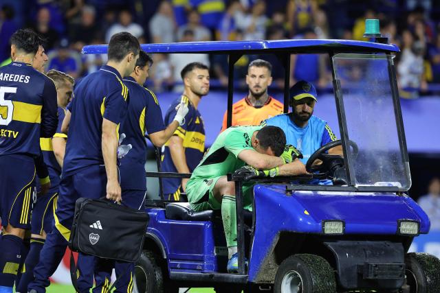 Boca Juniors' goalkeeper #01 Agustin Marchesin leaves the pitch injured during the Copa Libertadores group stage football match between Argentina's Boca Juniors and Ecuador's Barcelona at La Bombonera stadium in Buenos Aires on April 14, 2026. (Photo by ALEJANDRO PAGNI / AFP)