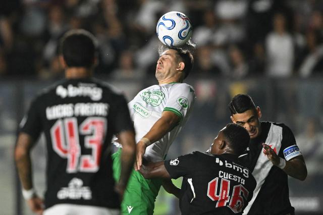 Audax Italiano's forward #27 Michael Vadulli heads the ball over Vasco da Gama's Colombian defender #46 Carlos Cuesta and Uruguayan defender #02 Jose Luis Rodriguezduring the Copa Sudamericana group stage football match between Brazil's Vasco da Gama and Chile's Audax Italiano at the Sao Januario stadium in Rio de Janeiro, Brazil, on April 14, 2026. (Photo by MAURO PIMENTEL / AFP)
