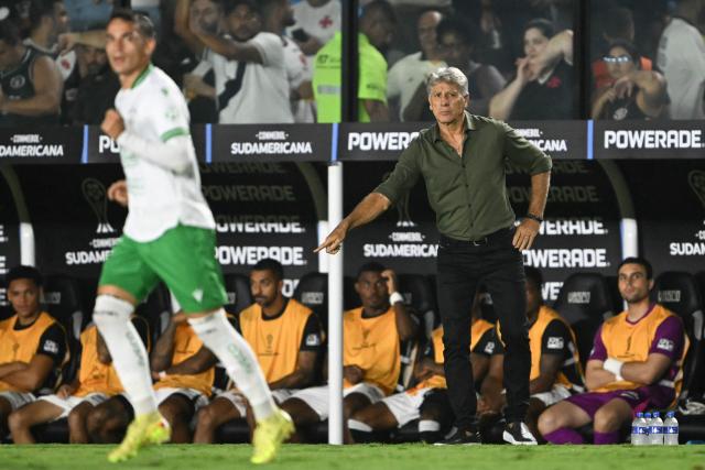 Vasco da Gama's head coach Renato Gaucho gives instructions to his players from the touchline during the Copa Sudamericana group stage football match between Brazil's Vasco da Gama and Chile's Audax Italiano at the Sao Januario stadium in Rio de Janeiro, Brazil, on April 14, 2026. (Photo by MAURO PIMENTEL / AFP)