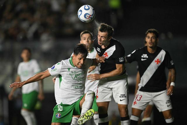 Audax Italiano's midfielder #16 Oliver Rojas and Vasco da Gama's Italian defender #06 Lucas Piton jump for a header during the Copa Sudamericana group stage football match between Brazil's Vasco da Gama and Chile's Audax Italiano at the Sao Januario stadium in Rio de Janeiro, Brazil, on April 14, 2026. (Photo by MAURO PIMENTEL / AFP)