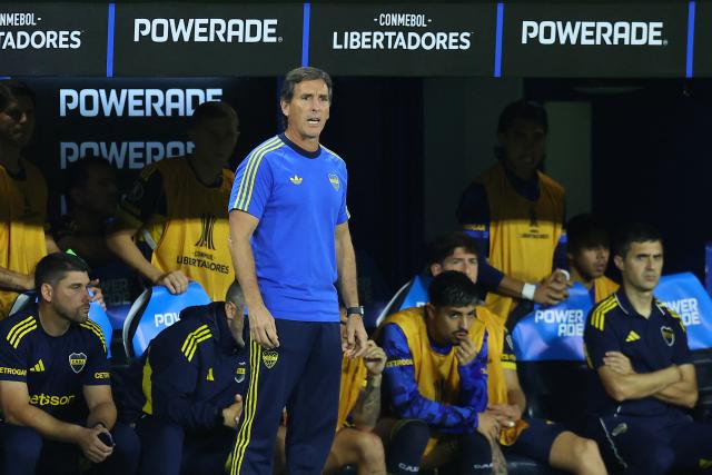 Boca Juniors' head coach Claudio Ubeda gestures during the Copa Libertadores group stage football match between Argentina's Boca Juniors and Ecuador's Barcelona at La Bombonera stadium in Buenos Aires on April 14, 2026. (Photo by ALEJANDRO PAGNI / AFP)