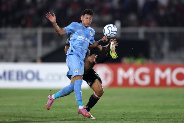 Montevideo City Torque's Argentine midfielder #10 Esteban Obregon and Palestino's defender #28 Dilan Zuniga fight for the ball during the Copa Sudamericana group stage football match between Chile's Palestino and Uruguay's Montevideo City Torque at Municipal de la Cisterna stadium in Santiago on April 14, 2026. (Photo by Javier TORRES / AFP)