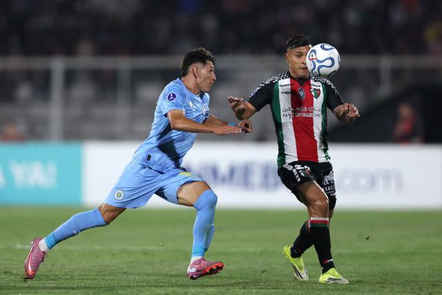 Montevideo City Torque's Argentine midfielder #10 Esteban Obregon (L) and Palestino's forward #20 Gonzalo Tapia fight for the ball during the Copa Sudamericana group stage football match between Chile's Palestino and Uruguay's Montevideo City Torque at Municipal de la Cisterna stadium in Santiago on April 14, 2026. (Photo by Javier TORRES / AFP)