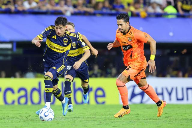 Boca Juniors' midfielder #36 Tomas Aranda (L) and Barcelona's midfielder #05 Jean Carlos Montano fight for the ball during the Copa Libertadores group stage football match between Argentina's Boca Juniors and Ecuador's Barcelona at La Bombonera stadium in Buenos Aires on April 14, 2026. (Photo by ALEJANDRO PAGNI / AFP)