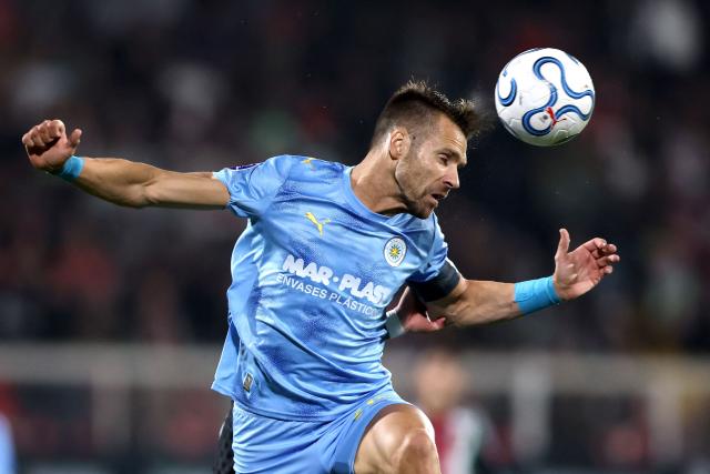Montevideo City Torque's defender #24 Gary Kagelmacher heads the ball during the Copa Sudamericana group stage football match between Chile's Palestino and Uruguay's Montevideo City Torque at Municipal de la Cisterna stadium in Santiago on April 14, 2026. (Photo by Javier TORRES / AFP)
