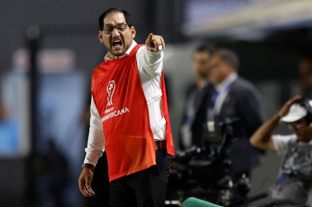Recoleta's head coach Jorge Gonzalez shouts instructions to his players from the touchline during the Copa Sudamericana group stage football match between Brazil's Santos and Paraguay's Deportivo Recoleta at the Urbano Caldeira stadium in Santos, state of Sao Paulo, Brazil, on April 14, 2026. (Photo by Miguel SCHINCARIOL / AFP)