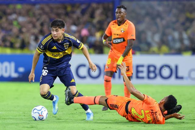 Boca Juniors' midfielder #36 Tomas Aranda (L) and Barcelona's defender #26 Byron Castillo fight for the ball during the Copa Libertadores group stage football match between Argentina's Boca Juniors and Ecuador's Barcelona at La Bombonera stadium in Buenos Aires on April 14, 2026. (Photo by ALEJANDRO PAGNI / AFP)