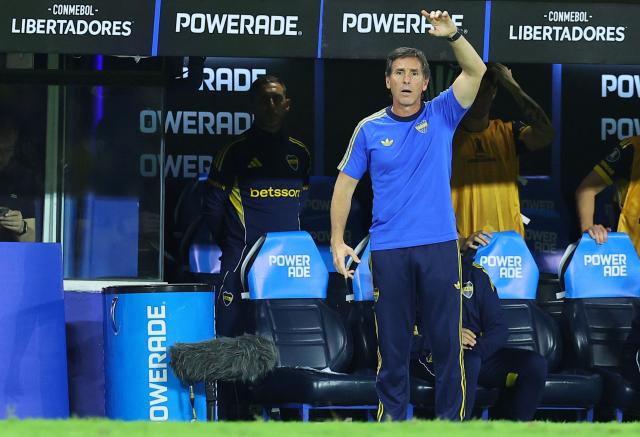 Boca Juniors' head coach Claudio Ubeda gestures during the Copa Libertadores group stage football match between Argentina's Boca Juniors and Ecuador's Barcelona at La Bombonera stadium in Buenos Aires on April 14, 2026. (Photo by ALEJANDRO PAGNI / AFP)