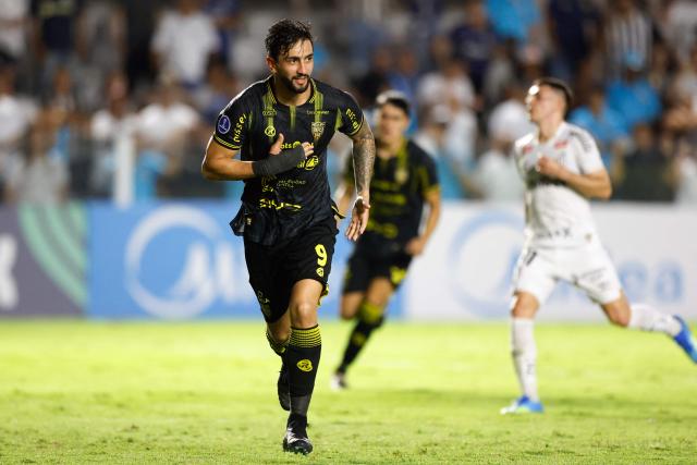 Recoleta's forward #09 Richard Ortiz (L) celebrates after scoring the team's first goal during the Copa Sudamericana group stage football match between Brazil's Santos and Paraguay's Deportivo Recoleta at the Urbano Caldeira stadium in Santos, state of Sao Paulo, Brazil, on April 14, 2026. (Photo by Miguel SCHINCARIOL / AFP)