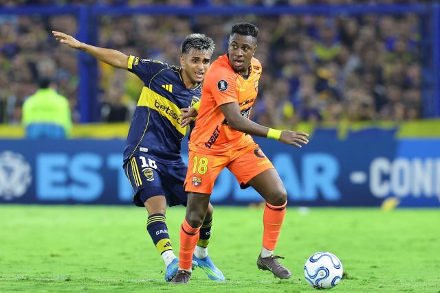 Boca Juniors' midfielder #18 Milton Delgado (L) and Barcelona's defender #18 Bryan Carabali fight for the ball during the Copa Libertadores group stage football match between Argentina's Boca Juniors and Ecuador's Barcelona at La Bombonera stadium in Buenos Aires on April 14, 2026. (Photo by ALEJANDRO PAGNI / AFP)