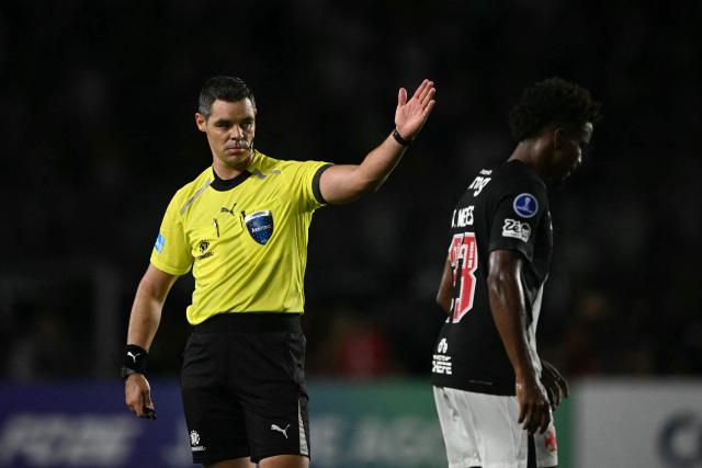 Uruguayan referee Hernan Heras gestures during the Copa Sudamericana group stage football match between Brazil's Vasco da Gama and Chile's Audax Italiano at Sao Januario stadium in Rio de Janeiro, Brazil on April 14, 2026. (Photo by MAURO PIMENTEL / AFP)