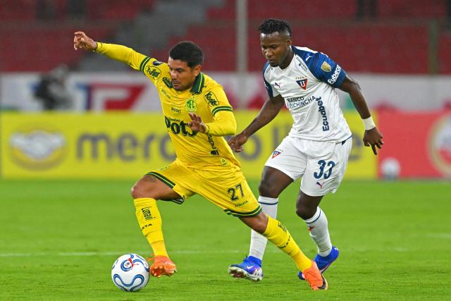 Mirassol's Paraguayan forward #27 Antonio Galeano and Liga de Quito's defender #33 Leonel Quinonez fight for the ball during the Copa Libertadores group stage football match between Ecuador's Liga de Quito and Brazil's Mirassol at the Rodrigo Paz Delgado stadium in Quito on April 14, 2026. (Photo by Rodrigo BUENDIA / AFP)