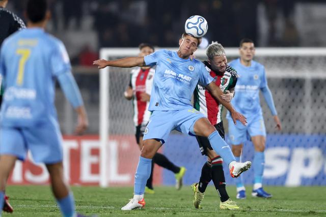 Montevideo City Torque's Argentine midfielder #14 Bautista Kociubinski and Palestino's midfielder #23 Jason Leon fight for the ball during the Copa Sudamericana group stage football match between Chile's Palestino and Uruguay's Montevideo City Torque at Municipal de la Cisterna stadium in Santiago on April 14, 2026. (Photo by Javier TORRES / AFP)