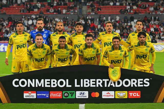 Mirassol players pose for pictures before the Copa Libertadores group stage football match between Ecuador's Liga de Quito and Brazil's Mirassol at the Rodrigo Paz Delgado stadium in Quito on April 14, 2026. (Photo by Rodrigo BUENDIA / AFP)