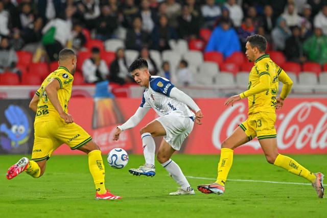Mirassol's defender #34 Joao Victor, Liga de Quito's Bolivian midfielder #15 Gabriel Villamil and Mirassol's defender #34 Joao Victor fight for the ball during the Copa Libertadores group stage football match between Ecuador's Liga de Quito and Brazil's Mirassol at the Rodrigo Paz Delgado stadium in Quito on April 14, 2026. (Photo by Rodrigo BUENDIA / AFP)