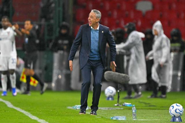 Liga de Quito's head coach Tiago Nunes gestures during the Copa Libertadores group stage football match between Ecuador's Liga de Quito and Brazil's Mirassol at the Rodrigo Paz Delgado stadium in Quito on April 14, 2026. (Photo by Rodrigo BUENDIA / AFP)
