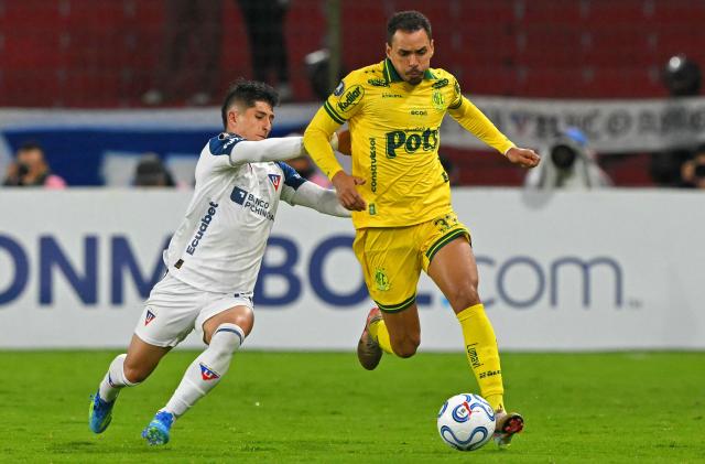 Liga de Quito's Chilean midfielder #20 Fernando Cornejo and Mirassol's midfielder #33 Eduardo fight for the ball during the Copa Libertadores group stage football match between Ecuador's Liga de Quito and Brazil's Mirassol at the Rodrigo Paz Delgado stadium in Quito on April 14, 2026. (Photo by Rodrigo BUENDIA / AFP)