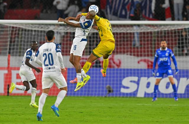 Liga de Quito's Brazilian forward #16 Deyverson and Mirassol's defender #02 Lucas Oliveira fight for the ball during the Copa Libertadores group stage football match between Ecuador's Liga de Quito and Brazil's Mirassol at the Rodrigo Paz Delgado stadium in Quito on April 14, 2026. (Photo by Rodrigo BUENDIA / AFP)