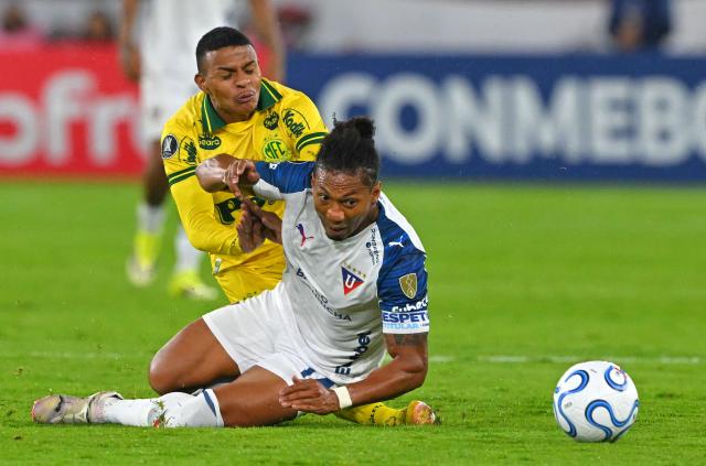 Mirassol's forward #11 Negueba (L) and Liga de Quito's defender #14 Jose Quintero fight for the ball during the Copa Libertadores group stage football match between Ecuador's Liga de Quito and Brazil's Mirassol at the Rodrigo Paz Delgado stadium in Quito on April 14, 2026. (Photo by Rodrigo BUENDIA / AFP)