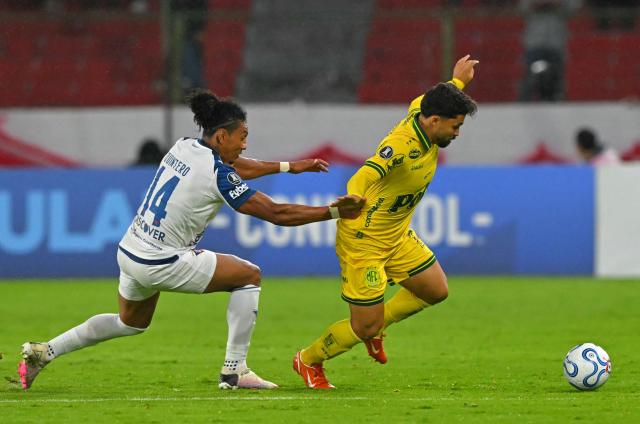 Liga de Quito's defender #14 Jose Quintero and Mirassol's forward #77 Alesson fight for the ball during the Copa Libertadores group stage football match between Ecuador's Liga de Quito and Brazil's Mirassol at the Rodrigo Paz Delgado stadium in Quito on April 14, 2026. (Photo by Rodrigo BUENDIA / AFP)