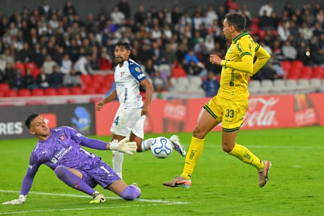 Liga de Quito's goalkeeper #01 Gonzalo Valle and Mirassol's midfielder #33 Eduardo fight for the ball during the Copa Libertadores group stage football match between Ecuador's Liga de Quito and Brazil's Mirassol at the Rodrigo Paz Delgado stadium in Quito on April 14, 2026. (Photo by Rodrigo BUENDIA / AFP)