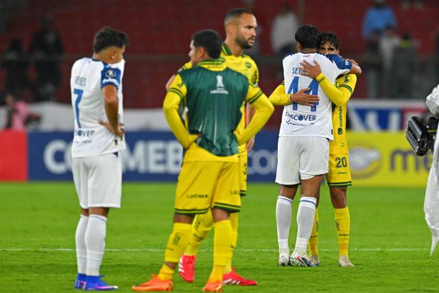 Liga de Quito's defender #44 Luis Segovia embraces Mirassol's defender #20 Daniel Borges at the end of the Copa Libertadores group stage football match between Ecuador's Liga de Quito and Brazil's Mirassol at the Rodrigo Paz Delgado stadium in Quito on April 14, 2026. (Photo by Rodrigo BUENDIA / AFP)