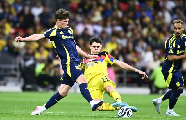 Nashville's midfielder #16 Matthew Corcoran (L) and America's defender #03 Israel Reyes fight for the ball during the CONCACAF Champions Cup quarterfinal football match between Mexico's America and US' NashvilleSC, at Banorte stadium in Mexico City, on April 14, 2026. (Photo by CARL DE SOUZA / AFP)