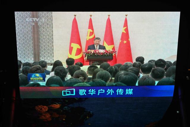 News footage on a giant screen outside a shopping mall in Beijing shows China's President Xi Jinping speaking during an event with General Secretary of the Communist Party of Vietnam and Vietnam's President To Lam on April 15, 2026. (Photo by Pedro PARDO / AFP)