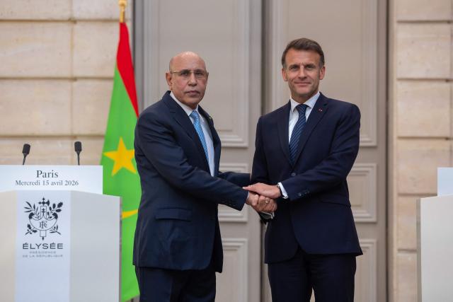 France's President Emmanuel Macron (R) and Mauritania's President Mohamed Ould Cheikh El Ghazouani (L) shake hands following a joint press conference ahead of a state banquet at the Elysee Presidential Palace in Paris on April 15, 2026. (Photo by Christophe PETIT TESSON / POOL / AFP)