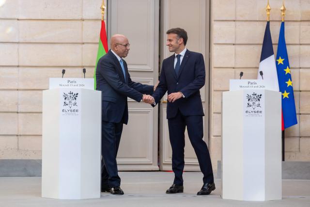 France's President Emmanuel Macron (R) and Mauritania's President Mohamed Ould Cheikh El Ghazouani (L) shake hands following a joint press conference ahead of a state banquet at the Elysee Presidential Palace in Paris on April 15, 2026. (Photo by Christophe PETIT TESSON / POOL / AFP)