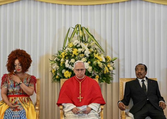 TOPSHOT - Pope Leo XIV (C) meets with Cameroon's President Paul Biya (R) and Cameroon's First Lady Chantal Biya (L) at The Presidential Palace in Yaounde, on the third day of an 11-day apostolic journey to Africa, on April 15, 2026. (Photo by Alberto PIZZOLI / AFP)