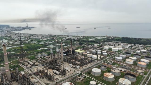 An aerial photograph shows the oil facilities at the Baniyas port refinery on the Mediterranean Sea, in Baniyas on April 15, 2026. Iraq has begun exporting crude using tanker trucks through Syria, its oil ministry said, as an official said oil revenue last month dropped more than 70 percent compared to February. More than a month into the Middle East war that has wrought havoc on energy markets, Iraq has been particularly impacted as oil exports account for some 90 percent of its budget revenues. Until Iranian attacks and threats all but shut the Strait of Hormuz in revenge for US-Israeli strikes, Iraq exported the majority of its oil through the strategic waterway. (Photo by Bakr ALkasem / AFP)