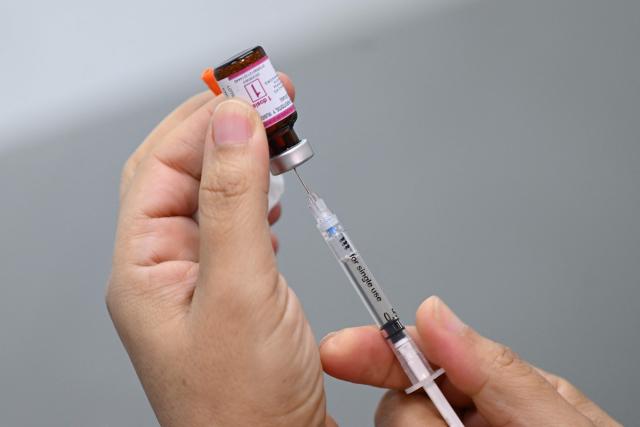 A health ministry worker prepares a vaccine during a vaccination campaign against measles and other diseases at a government health center in San Salvador, on April 15, 2026. (Photo by Marvin RECINOS / AFP)