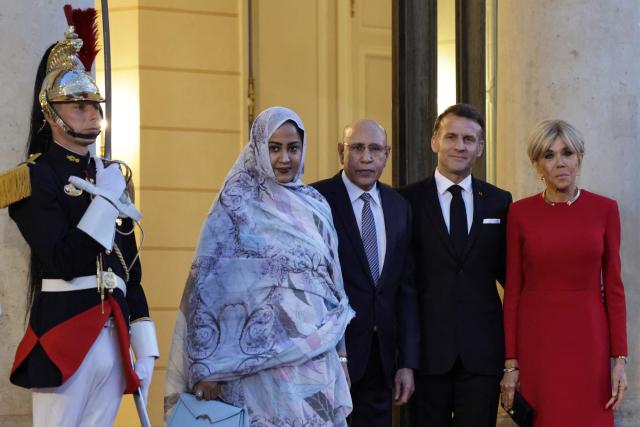 France's President Emmanuel Macron (C-R) and his wife Brigitte Macron (R) welcome Mauritania's President Mohamed Ould Ghazouani (C-L) and Mauritania's First Lady Mariem Mint Mohamed Fadel Ould Dah (L) for a state banquet held in honour of Mauritania's President at the Elysee Presidential Palace in Paris on April 15, 2026. (Photo by Ludovic MARIN / AFP)
