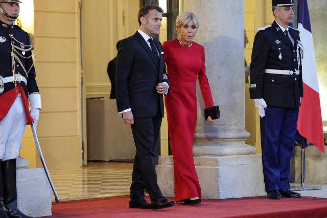 France's President Emmanuel Macron and his wife Brigitte Macron arrive to welcome Mauritania's President Mohamed Ould Ghazouani prior to a state banquet held in his honour at the Elysee Presidential Palace in Paris on April 15, 2026. (Photo by Ludovic MARIN / AFP)