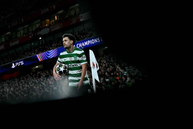 Sporting Lisbon's Portuguese striker #08 Pedro Goncalves prepares to take a corner during the UEFA Champions League quarter-final, second-leg football match between Arsenal and Sporting Lisbon at the Emirates Stadium in north London on April 15, 2026. (Photo by Ben STANSALL / AFP)