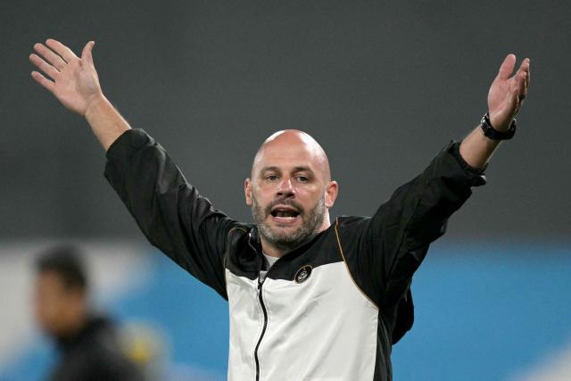 Botafogo's Portuguese head coach Franclim Carvalho gestures during the Copa Sudamericana group stage football match between Argentina's Racing Club and Brazil's Botafogo at the Presidente Peron 'El Cilindro' stadium, in Avellaneda, Buenos Aires province, Argentina on April 15, 2026. (Photo by JUAN MABROMATA / AFP)