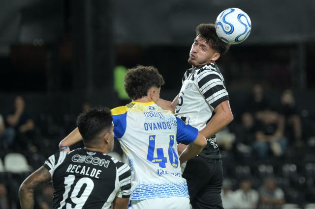 Libertad's defender #14 Alexis Fretes heads the ball past Rosario Central's defender #46 Ignacio Ovando and Libertad's Paraguayan midfielder #19 Jorge Eduardo Recalde during the Copa Libertadores group stage football match between Paraguay's Libertad and Argentina's Rosario Central at the La Huerta stadium in Asuncion, on April 15, 2026. (Photo by DANIEL DUARTE / AFP)