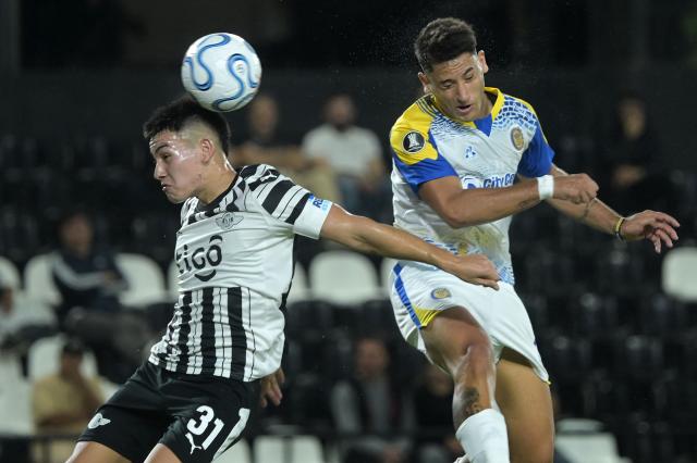 Libertad's defender #31 Thiago Fernandez and Rosario Central's forward #09 Alejo Veliz jump to head the ball during the Copa Libertadores group stage football match between Paraguay's Libertad and Argentina's Rosario Central at the La Huerta stadium in Asuncion, on April 15, 2026. (Photo by DANIEL DUARTE / AFP)