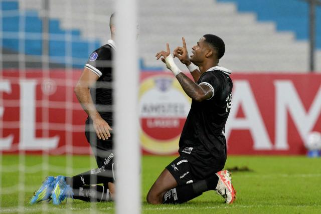 Botafogo's forward #07 Junior Santos (R) celebrates scoring his team's second goal with teammate forward #19 Arthur Cabral (L) during the Copa Sudamericana group stage football match between Argentina's Racing Club and Brazil's Botafogo at the Presidente Peron 'El Cilindro' stadium, in Avellaneda, Buenos Aires province, Argentina on April 15, 2026. (Photo by JUAN MABROMATA / AFP)