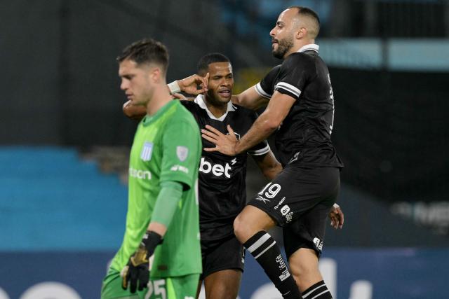 Botafogo's forward #07 Junior Santos (C) celebrates scoring his team's second goal with teammate forward #19 Arthur Cabral (R) during the Copa Sudamericana group stage football match between Argentina's Racing Club and Brazil's Botafogo at the Presidente Peron 'El Cilindro' stadium, in Avellaneda, Buenos Aires province, Argentina on April 15, 2026. (Photo by JUAN MABROMATA / AFP)