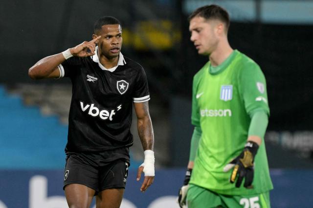 Botafogo's forward #07 Junior Santos celebrates scoring his team's second goal past Racing's goalkeeper #25 Facundo Cambeses during the Copa Sudamericana group stage football match between Argentina's Racing Club and Brazil's Botafogo at the Presidente Peron 'El Cilindro' stadium, in Avellaneda, Buenos Aires province, Argentina on April 15, 2026. (Photo by JUAN MABROMATA / AFP)